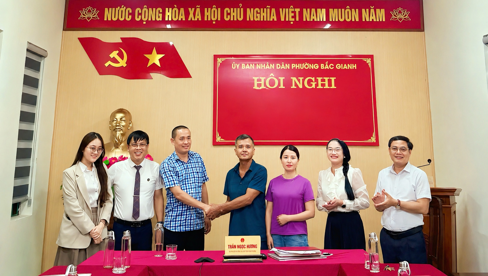 Cái bắt tay ấm áp sau khi “nút thắt” hơn 20 năm được tháo gỡ - Ảnh: N.M