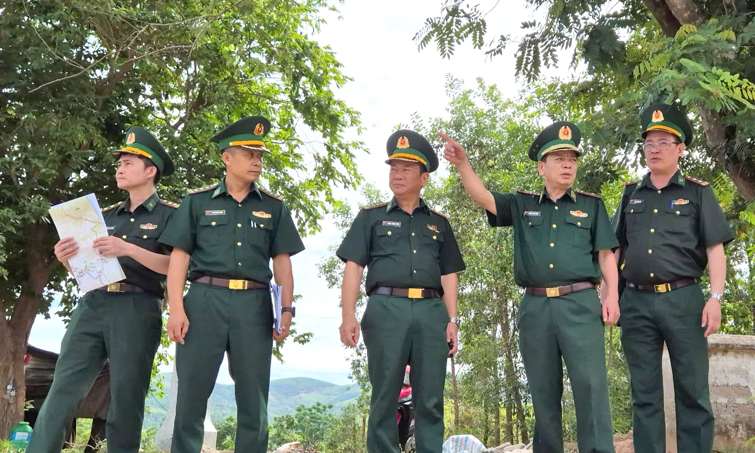 Đồng chí Thiếu tướng Nguyễn Văn Thiện cùng đoàn công tác kiểm tra các đường mòn, lối mở xung quanh khu vực Cửa khẩu quốc tế Lao Bảo - Ảnh: N.H