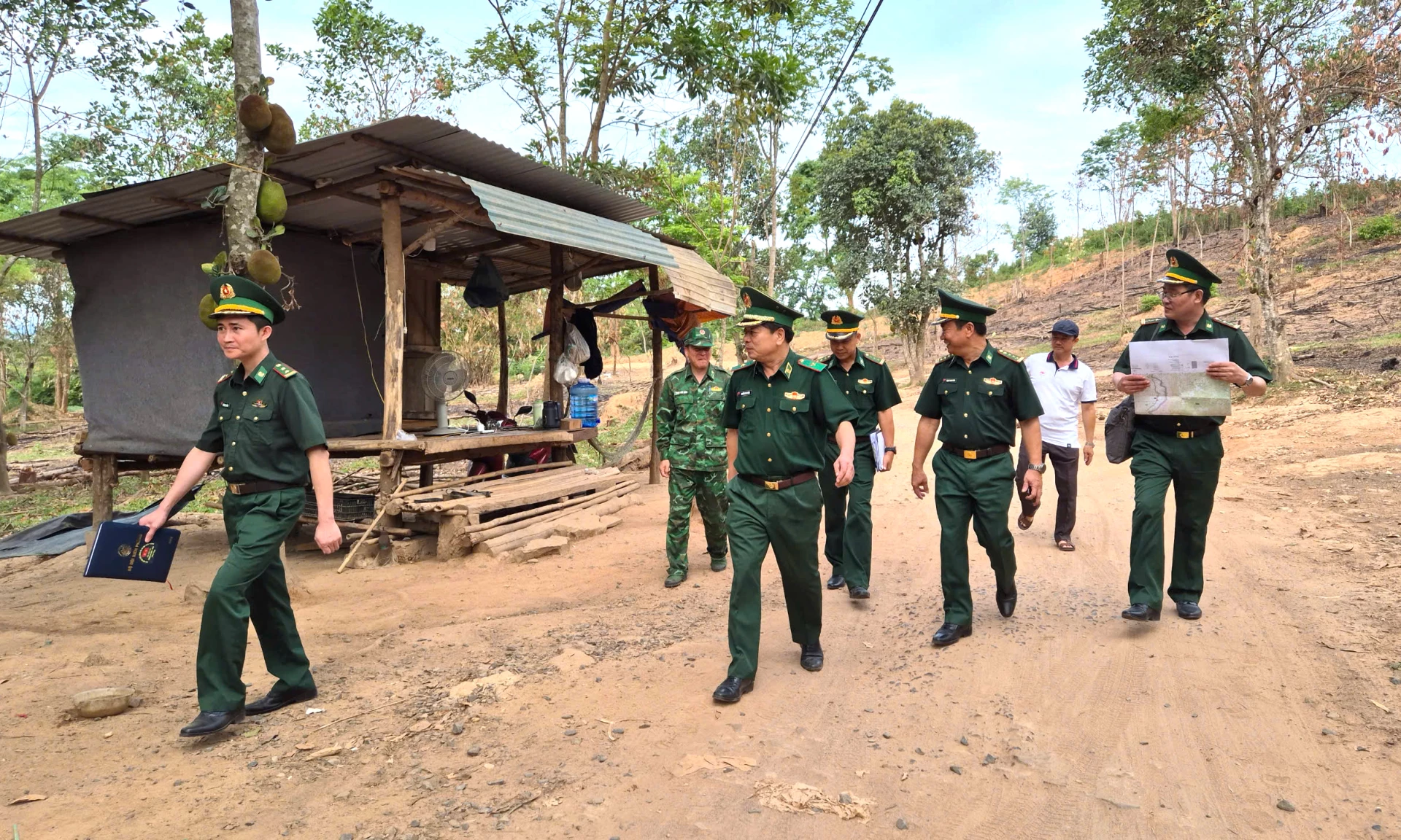 Đồng chí Thiếu tướng Nguyễn Văn Thiện cùng đoàn công tác kiểm tra các đường mòn, lối mở xung quanh khu vực Cửa khẩu quốc tế Lao Bảo - Ảnh: N.H