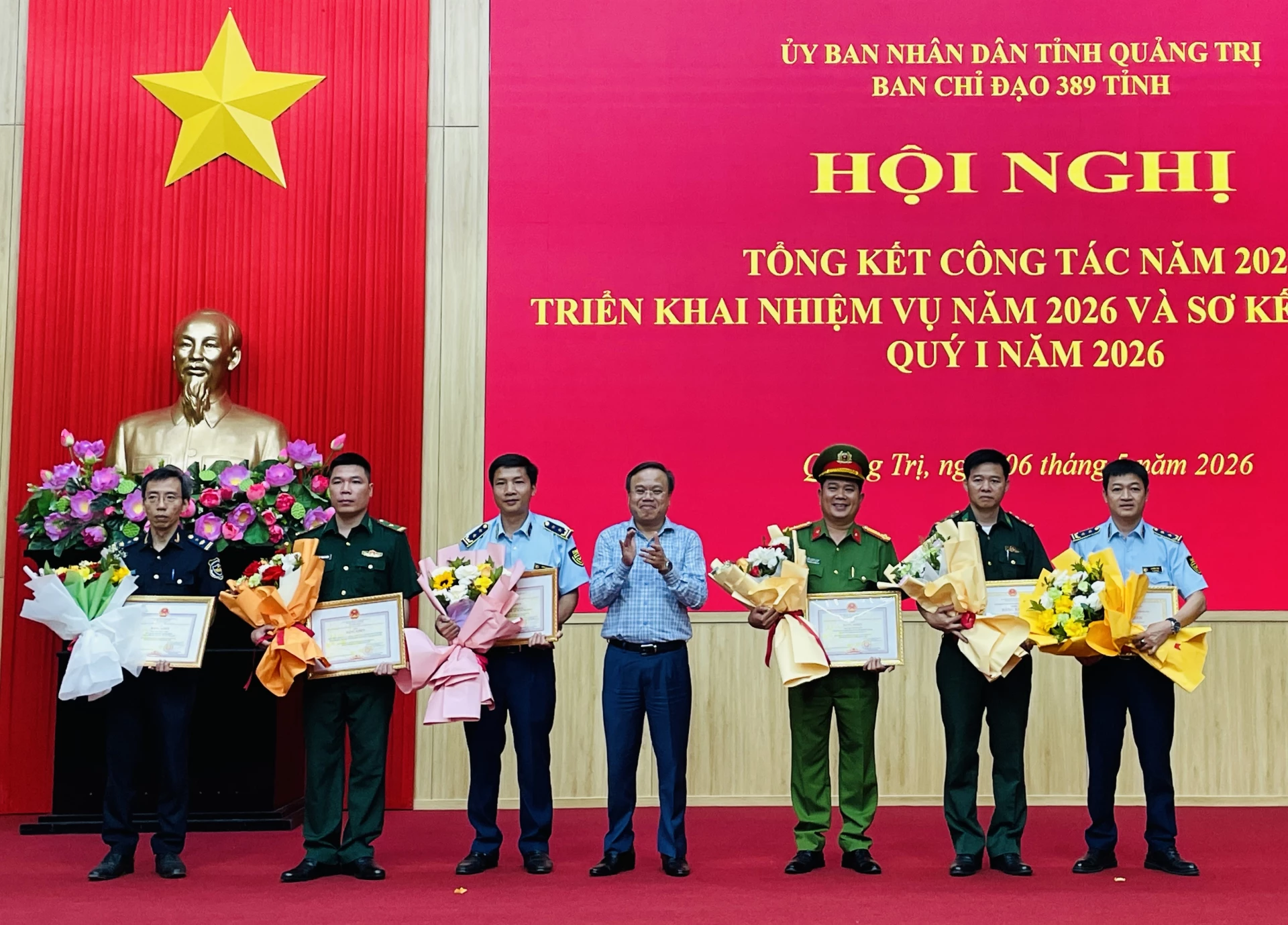Nhiều tập thể và cá nhân có thành tích xuất sắc trong phòng, chống buôn lậu, gian lận thương mại và hàng giả năm 2025 được nhận Bằng khen của Trưởng ban Chỉ đạo 389 quốc gia và Chủ tịch UBND tỉnh Quảng Trị - Ảnh: Đ.A