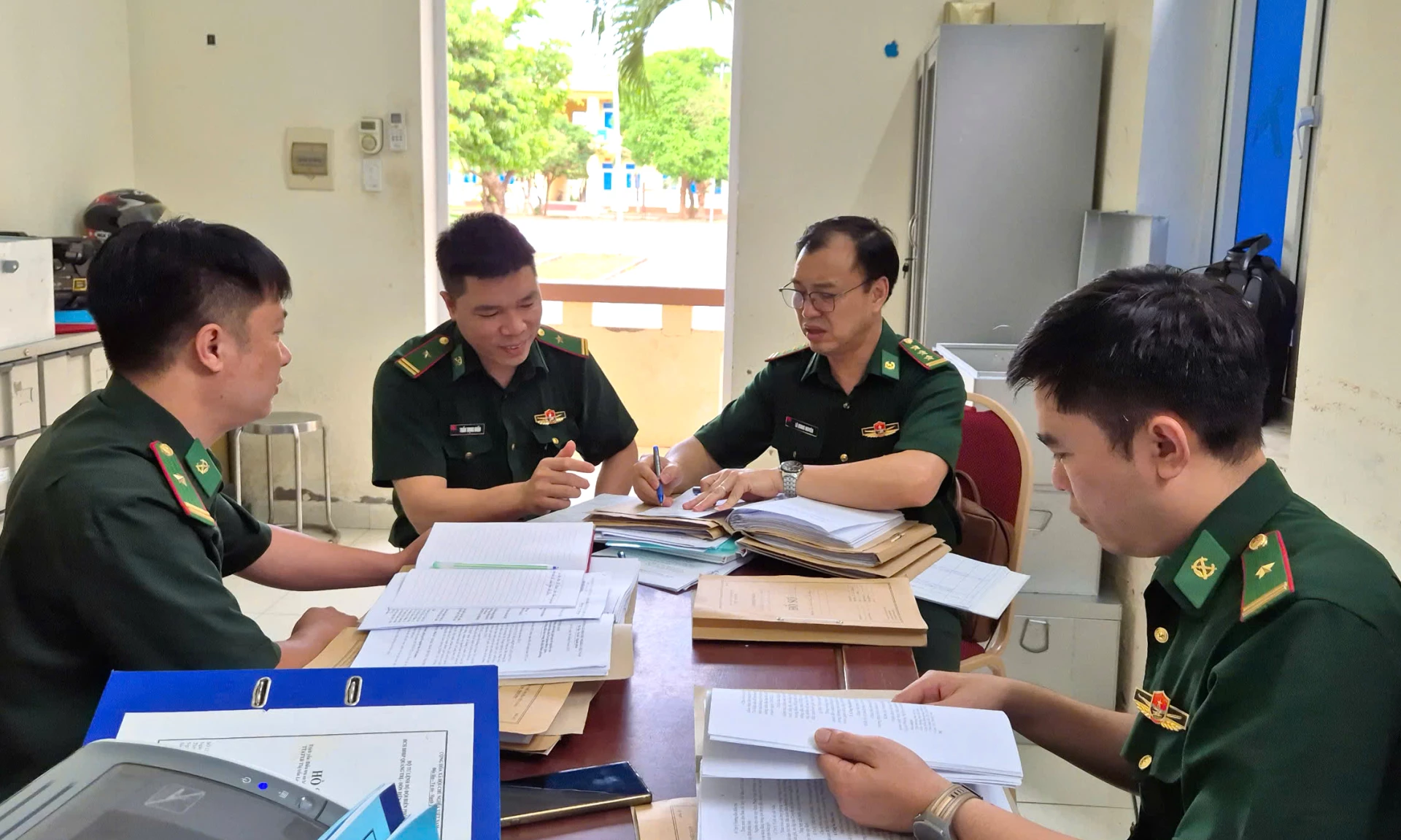 Đoàn công tác Bộ Tư lệnh Bộ đội Biên phòng kiểm tra hồ sơ công tác trinh sát, phòng, chống tội phạm và cửa khẩu tại Đồn Biên phòng Cửa khẩu quốc tế La Lay - Ảnh: N.H