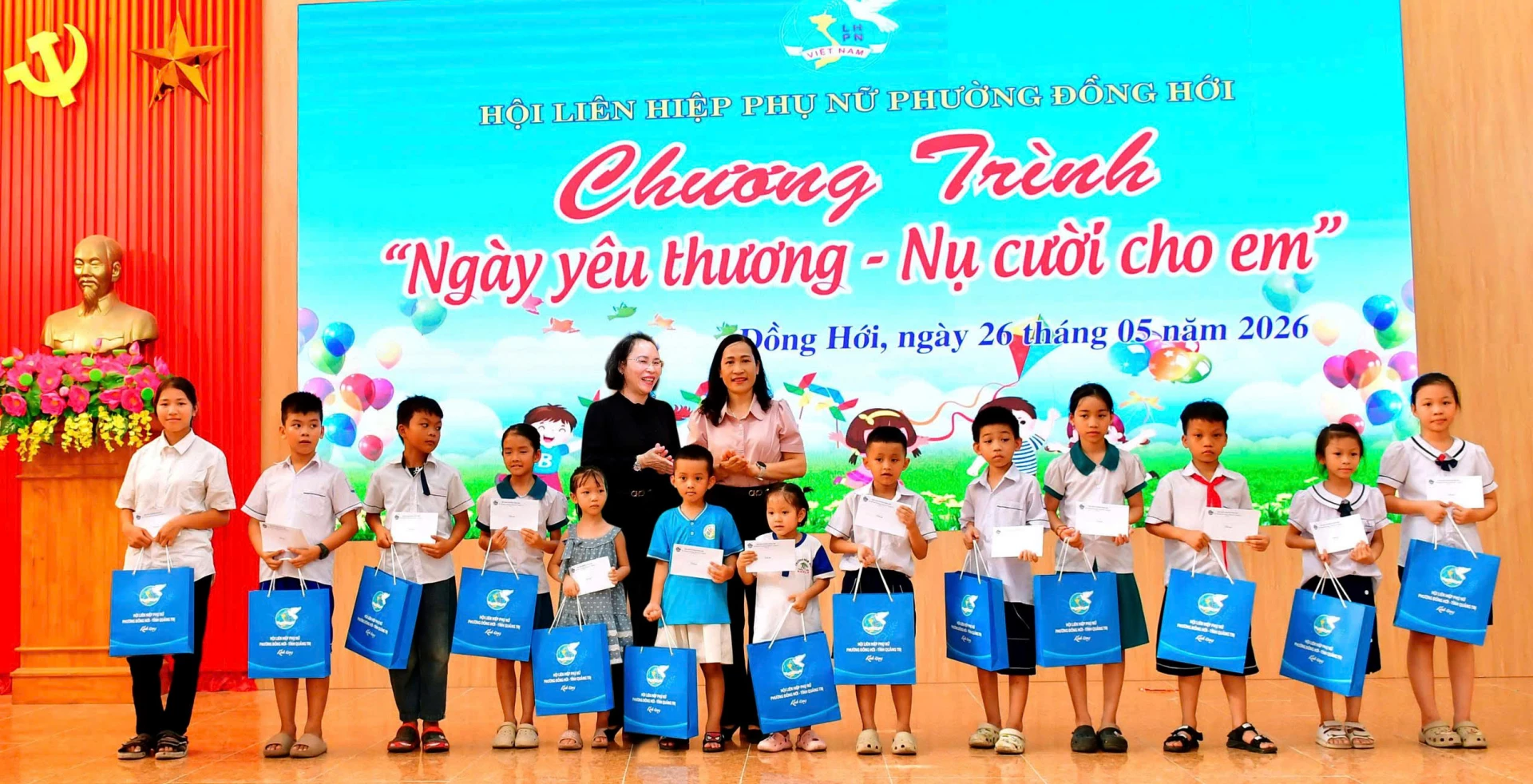 Đại diện lãnh đạo Hội LHPN tỉnh, phường Đồng Hới trao quà cho các em - Ảnh: H.Tr.