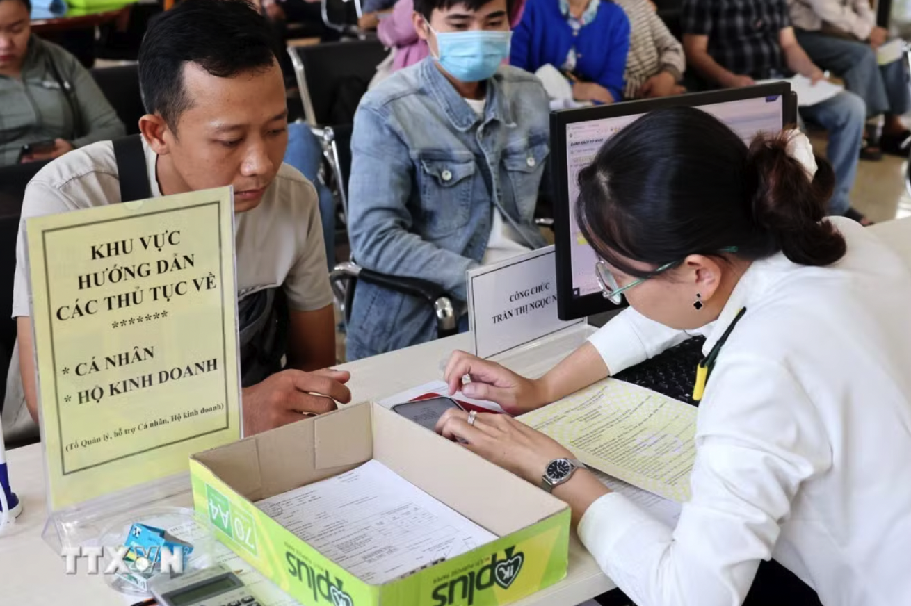 Cán bộ Thuế cơ sở 7 (Thuế An Giang) hướng dẫn người dân thủ tục thuế theo Nghị định 68/2026/NĐ-CP. (Ảnh: Phạm Hậu/TTXVN)