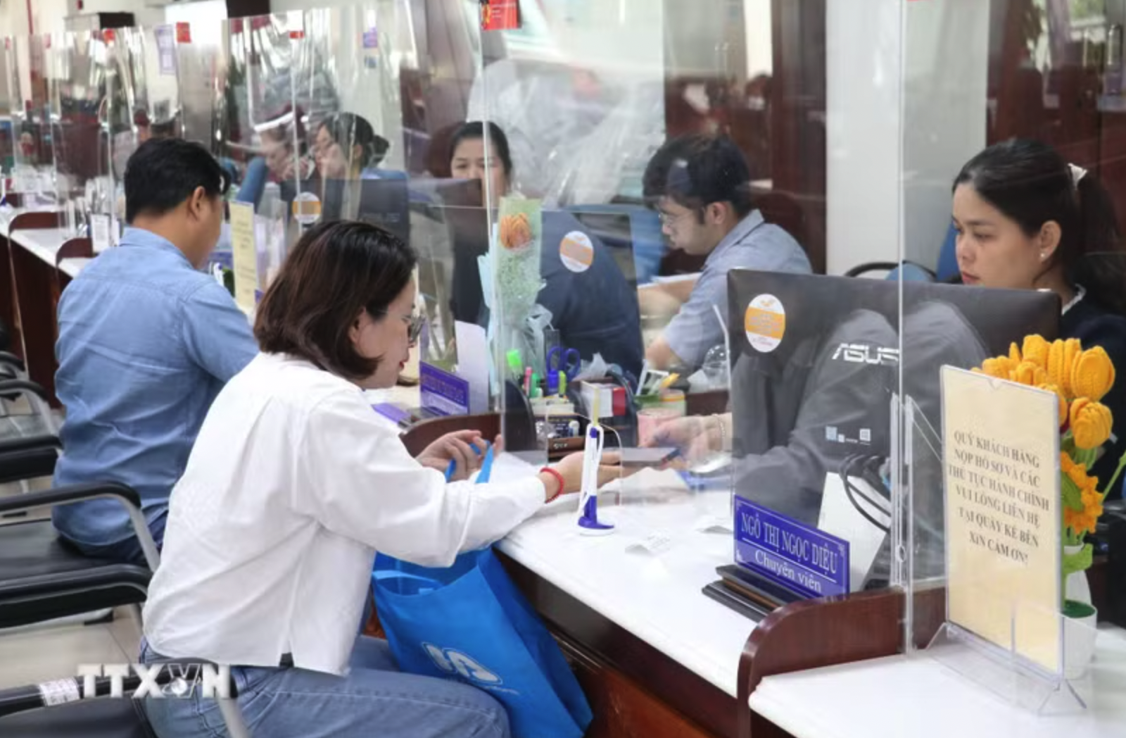 Người dân và doanh nghiệp đến nộp hồ sơ tại Trung tâm Phục vụ hành chính công tỉnh Tây Ninh. (Ảnh: Bùi Giang/TTXVN)