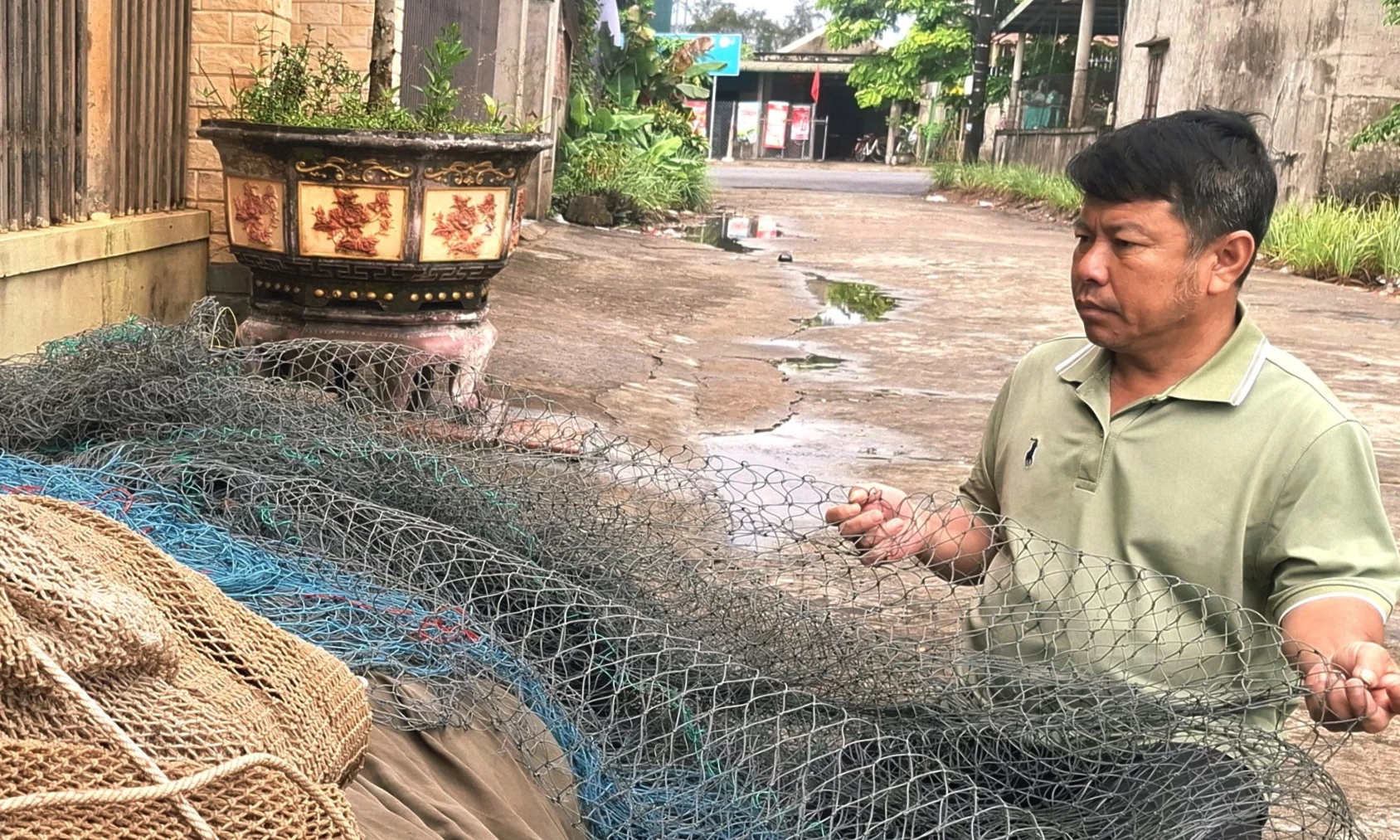 Ngư dân Bùi Đình Hùng ở thôn Hà Lộc, xã Cửa Việt sửa soạn lưới cho chuyến biển sau - Ảnh: S.H