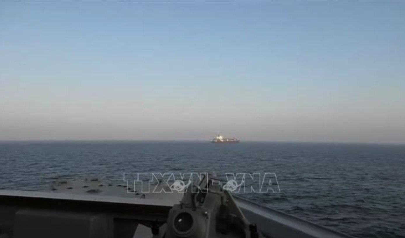 Tàu chở hàng TOUSKA mang cờ Iran bị tàu Hải quân Mỹ chặn lại tại Vịnh Oman. Ảnh: REUTERS/TTXVN