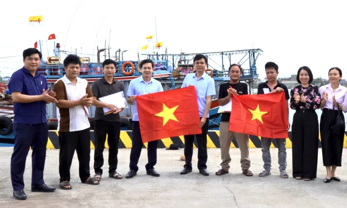 Cờ Tổ quốc cùng ngư dân vươn khơi