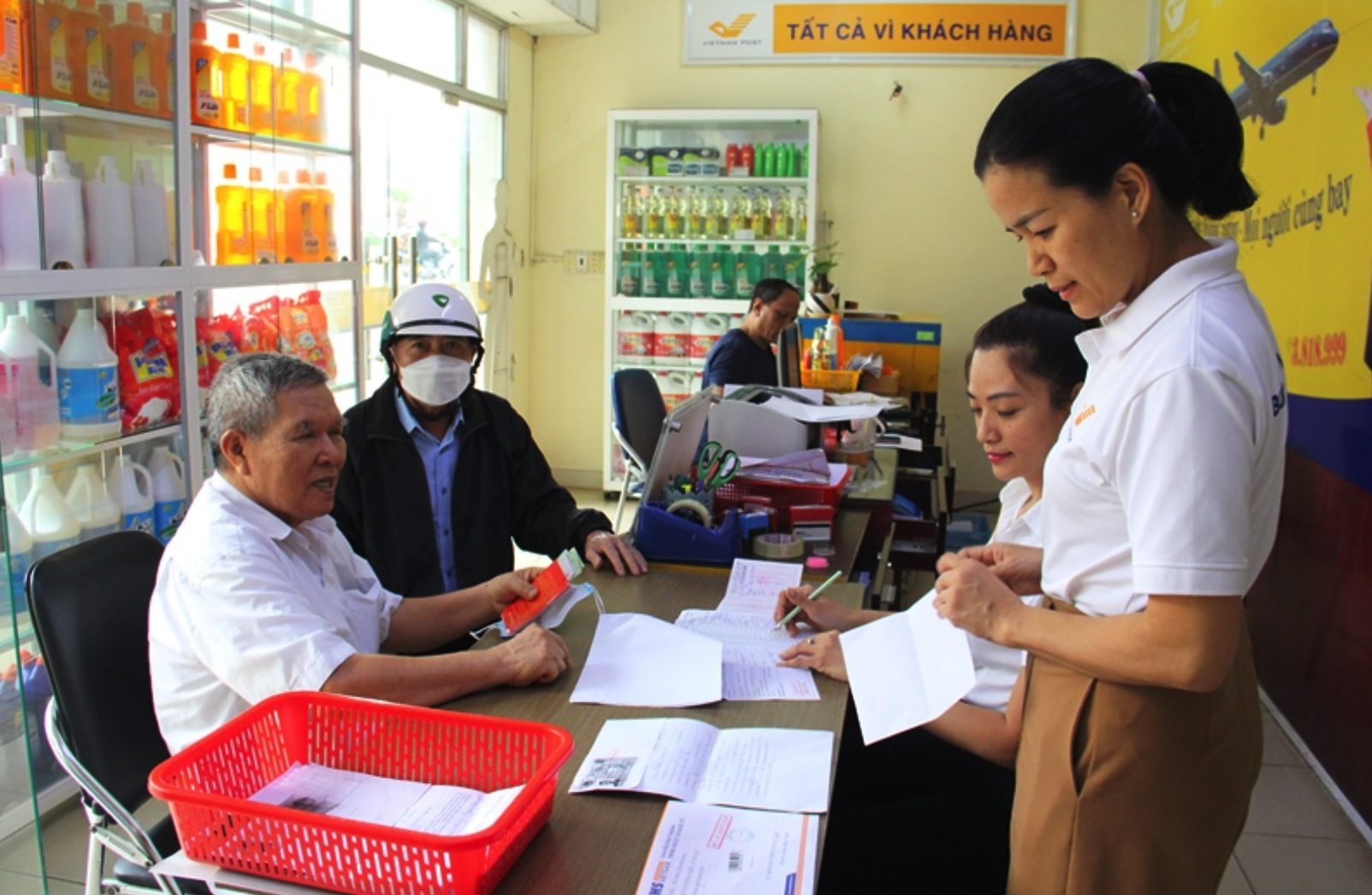 Chi trả lương hưu cho đối tượng hưởng.