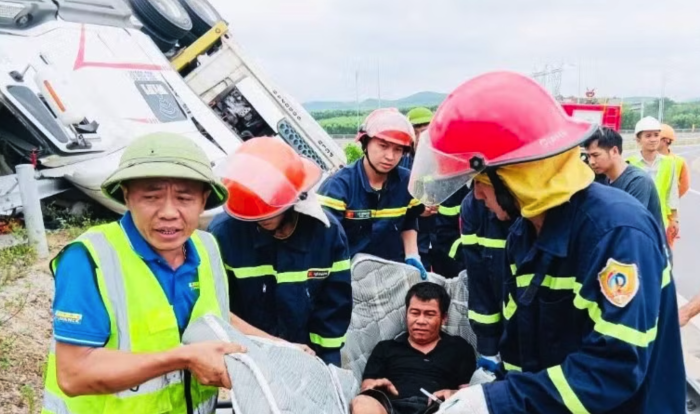 Quảng Trị: Giải cứu lái xe mắc kẹt dưới gầm sau tai nạn trên cao tốc