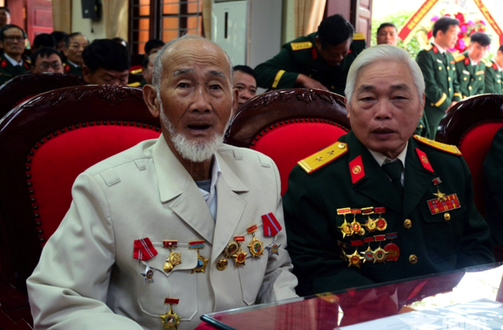 Anh hùng LLVT nhân dân Mai Ngọc Thoảng gặp lại đồng đội cũ.