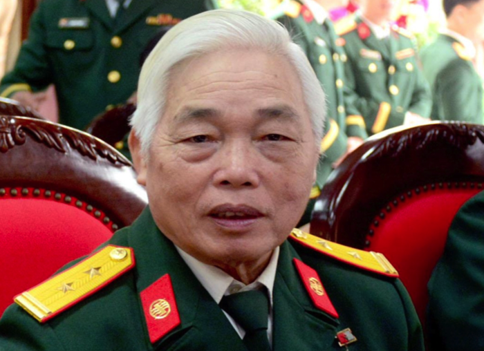 Người anh hùng ngậm hai đầu dây, tạo 'cầu dẫn điện sống' trên dòng Thạch Hãn