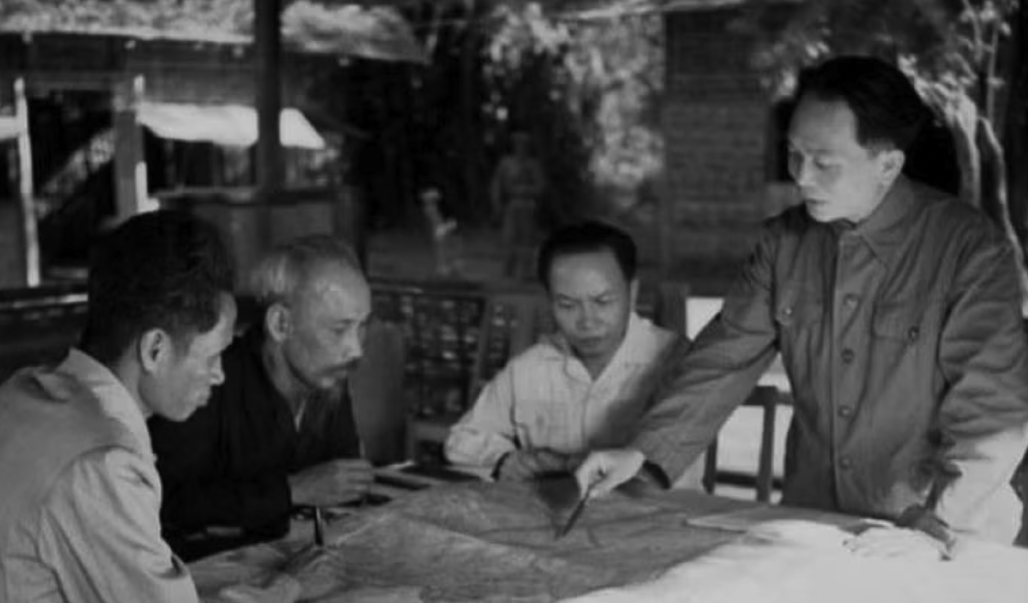 Chủ tịch Hồ Chí Minh, Đại tướng Võ Nguyên Giáp và các đồng chí lãnh đạo Đảng, Nhà nước bàn kế hoạch mở chiến dịch Điện Biên Phủ (năm 1954). (Ảnh tư liệu: TTXVN)