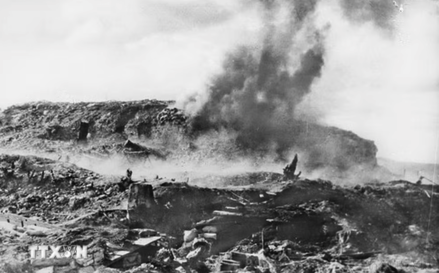 Ngày 6/5/1954, ta mở cuộc tổng công kích vào Điện Biên Phủ. Khối bộc phá hơn 1 tấn thuốc nổ đã phá tan các lô cốt và hầm ngầm của địch trên đồi A1, vị trí cố thủ quan trọng của quân Pháp ở Điện Biên Phủ. Một tiểu đoàn Âu Phi đã bị tiêu diệt ở đây. (Ảnh: Tư liệu/TTXVN)