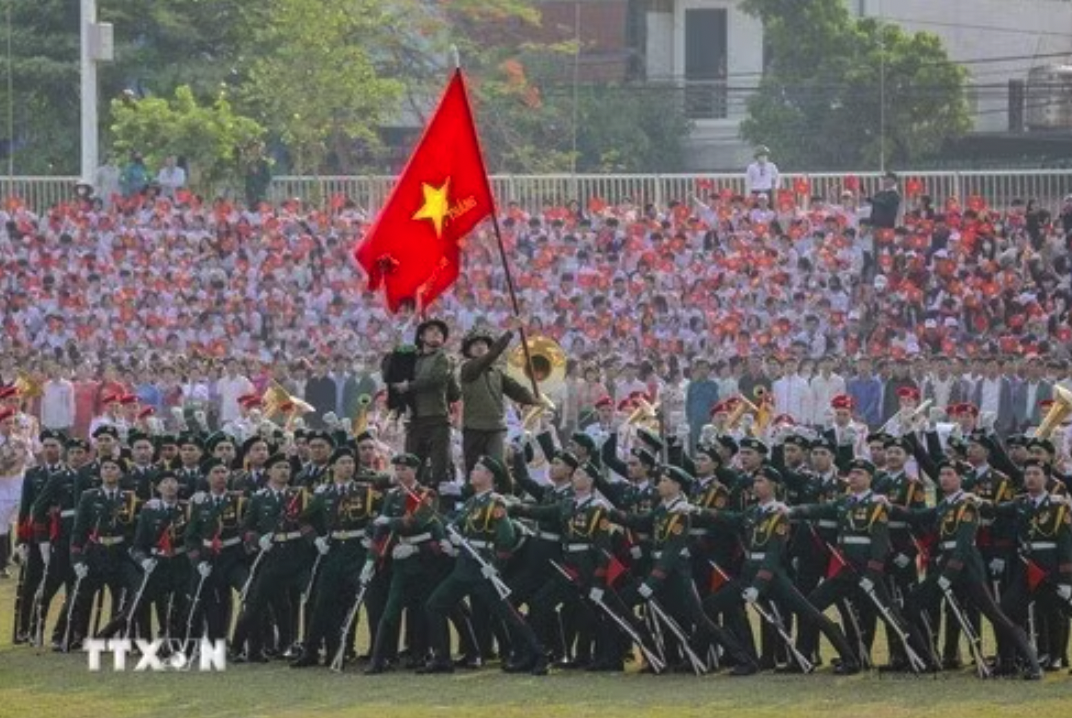 Màn biểu diễn nghệ thuật tái hiện lại hình ảnh lá cờ “Quyết chiến-Quyết thắng” của Quân đội nhân dân Việt Nam tung bay trên nóc hầm De Castries tại lễ kỷ niệm 70 năm Chiến thắng Điện Biên Phủ, ngày 7/5/2024. (Ảnh: Xuân Tư/TTXVN)