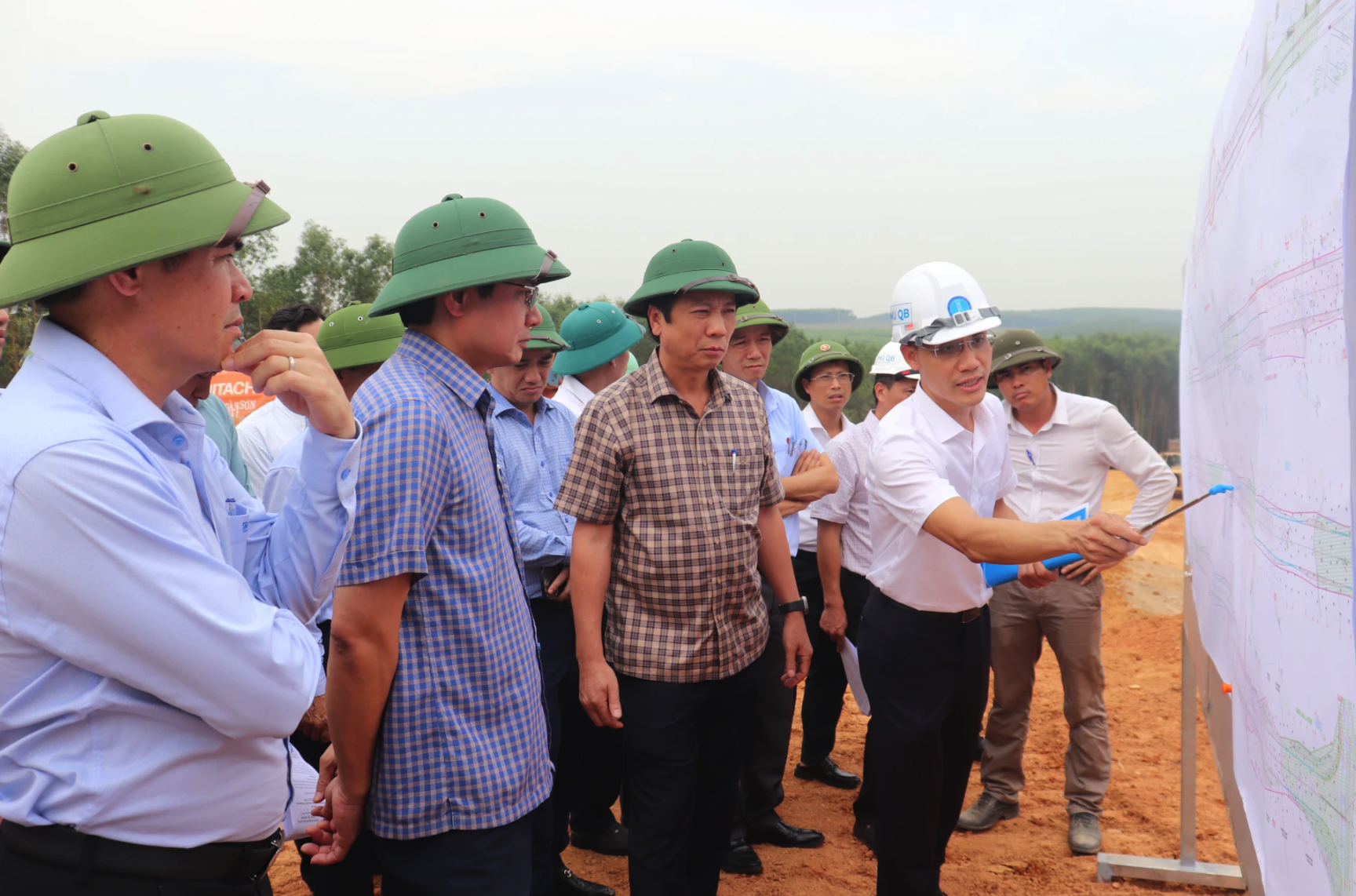 Đồng chí Hoàng Nam, Phó Chủ tịch Thường trực UBND tỉnh kiểm tra tiến độ thực hiện dự án Quốc lộ 15D tại xã Diên Sanh - Ảnh: T.P
