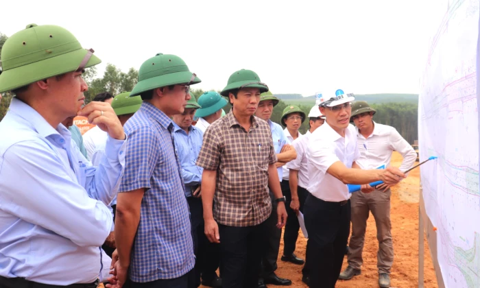 Đẩy nhanh tiến độ thực hiện dự án Đầu tư xây dựng Quốc lộ 15D