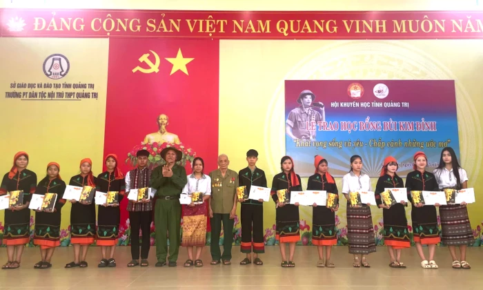 Trao học bổng Bùi Kim Đỉnh cho học sinh dân tộc thiểu số tỉnh Quảng Trị