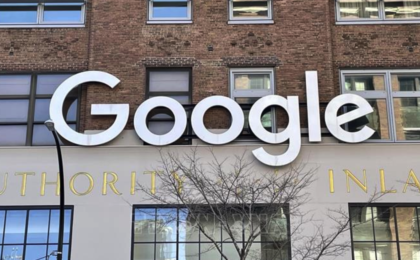 Biểu tượng Google tại một văn phòng ở New York, Mỹ. Ảnh: Kyodo/TTXVN