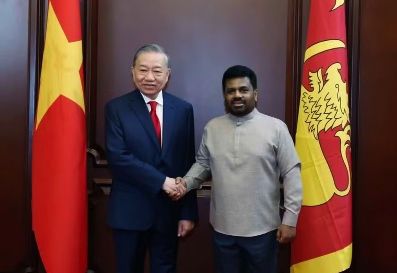 Tổng thống Sri Lanka Anura Kumara Dissanayake đón Tổng Bí thư, Chủ tịch nước Tô Lâm. (Ảnh: Thống Nhất/TTXVN)