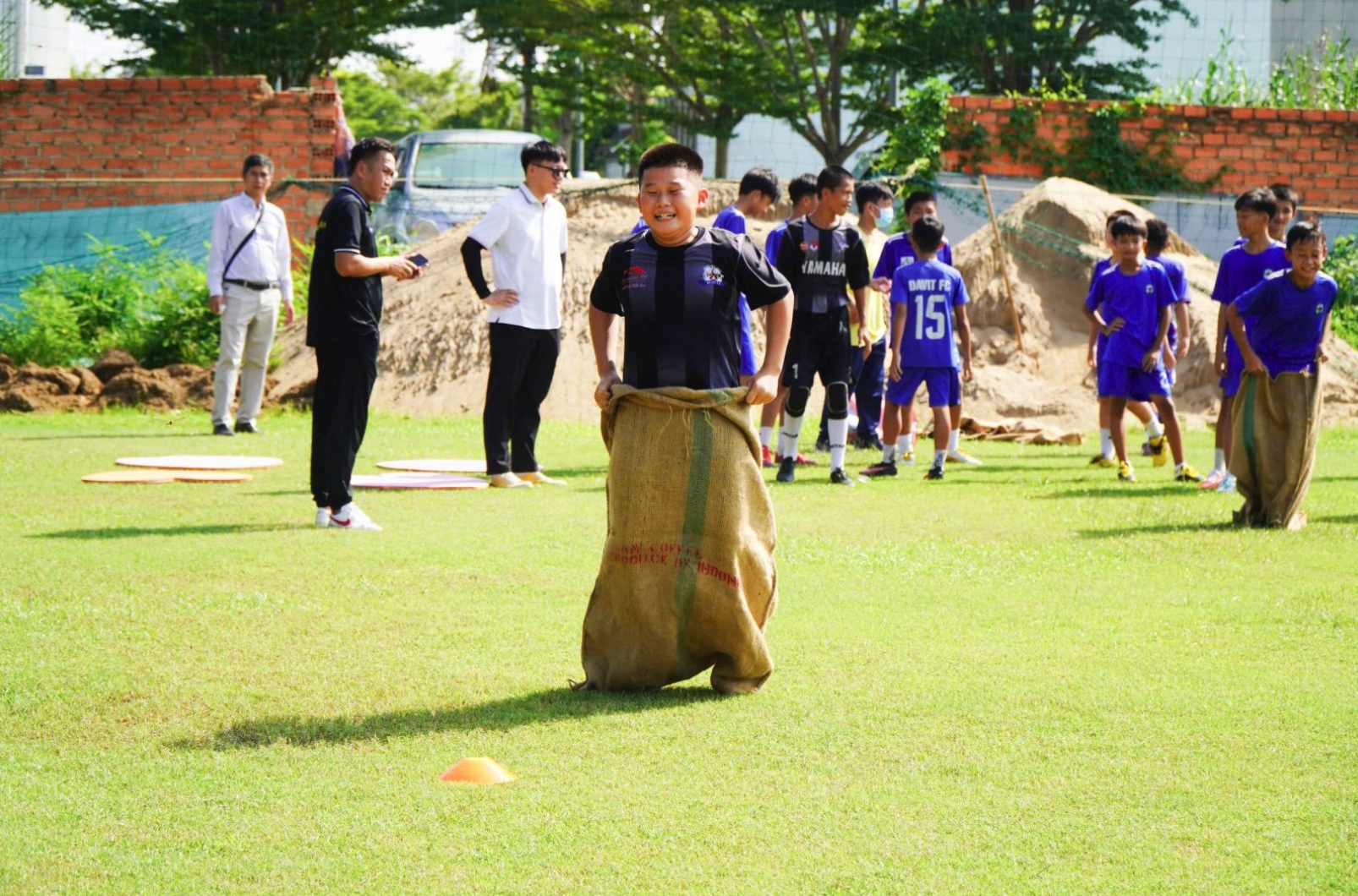 Để phòng say nắng, cần hạn chế các hoạt động ngoài trời khi thời tiết nắng nóng gay gắt. Ảnh: Minh hoạ