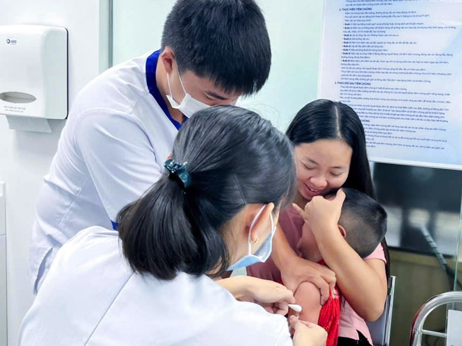 Phụ huynh nên đưa trẻ đi tiêm vaccine phòng bệnh truyền nhiễm theo khuyến cáo của ngành y tế.