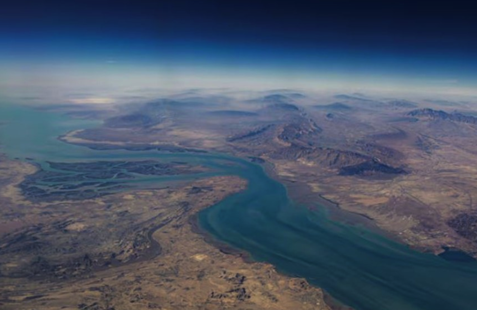 Quang cảnh bờ biển Iran và đảo Qeshm ở eo biển Hormuz. Ảnh tư liệu: REUTERS/TTXVN