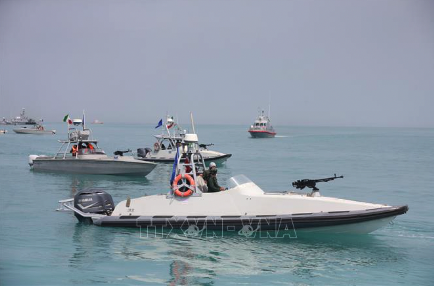 Ngày 2/3/2026, Tướng Jabari của Lực lượng Vệ binh Cách mạng Hồi giáo Iran (IRGC) tuyên bố eo biển Hormuz đã bị đóng cửa và cảnh báo bất kỳ con tàu nào tìm cách đi qua sẽ bị Hải quân Iran nhắm mục tiêu khai hoả. (Trong ảnh: Tàu của Lực lượng Vệ binh Cách mạng Hồi giáo Iran (IRGC) tại lễ kỷ niệm Ngày Vịnh Persia quốc gia ở Vịnh Persia, gần Bushehr. Ảnh: THX/TTXVN)