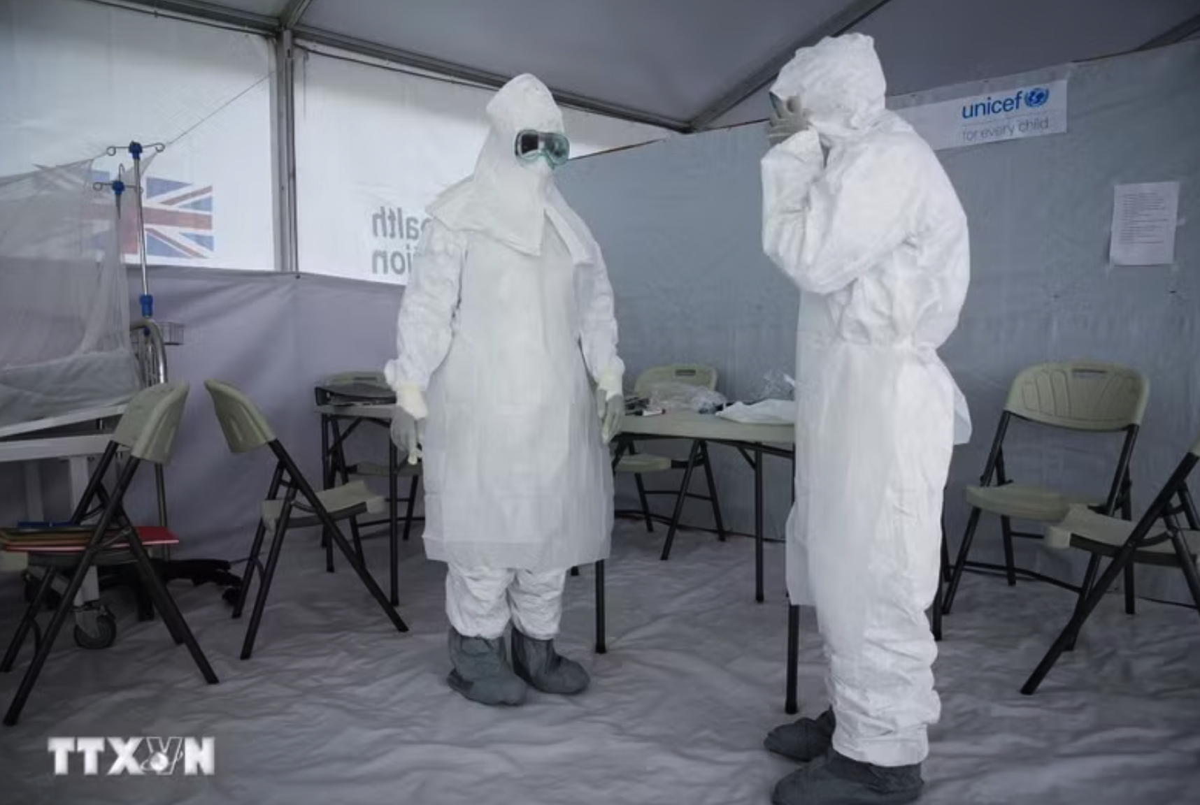 Nhân viên y tế làm việc tại khu vực điều trị cho bệnh nhân nhiễm Ebola. (Ảnh: AFP/TTXVN)