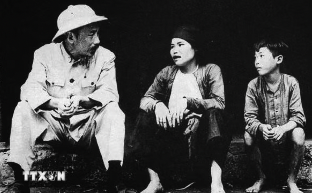 Bác Hồ trò chuyện với dân làng Lâm Xuyên, tỉnh Bắc Giang, sau phong trào Cải cách ruộng đất năm 1955. (Ảnh: Tư liệu/TTXVN phát)