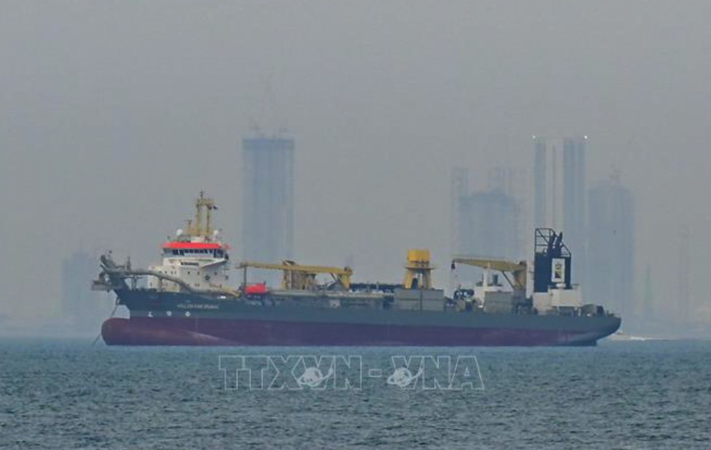 Tàu thương mại neo đậu ngoài khơi bờ biển thành phố Dubai khi hệ thống hàng hải bị gián đoạn tại eo biển Hormuz, ngày 2/3/2026. Ảnh: Anadolu Agency/TTXVN