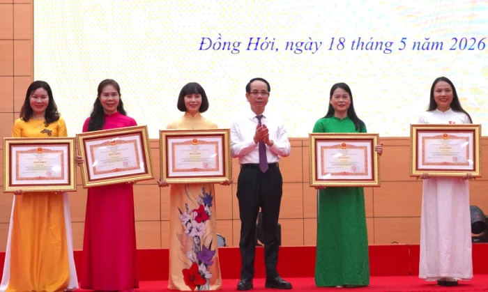 Tuyên dương học sinh và giáo viên đạt thành tích cao