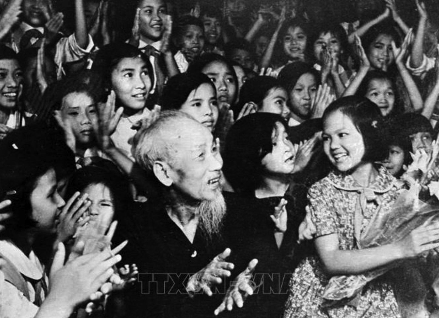 Nhân kỷ niệm Ngày Quốc tế Thiếu nhi 1/6, tối 31/5/1969, tại Phủ Chủ tịch, Chủ tịch Hồ Chí Minh cùng thiếu nhi Thủ đô xem biểu diễn văn nghệ chào mừng Bác. Ảnh: TTXVN