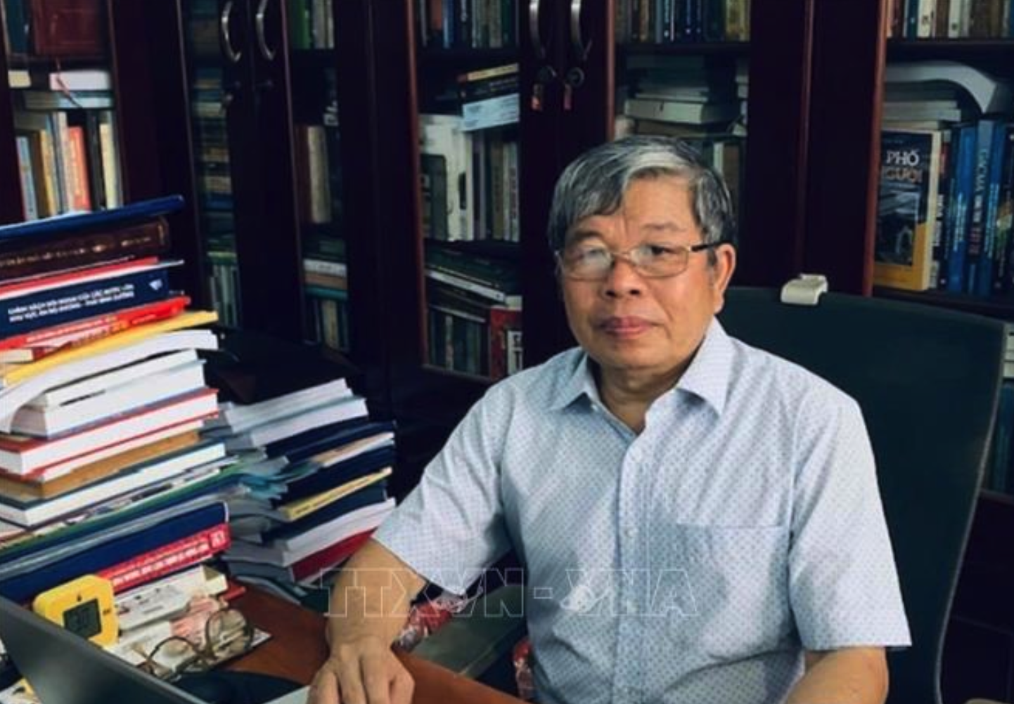 Phó Giáo sư, Tiến sĩ Hà Minh Hồng, Phó Chủ tịch Hội Khoa học Lịch sử Việt Nam.