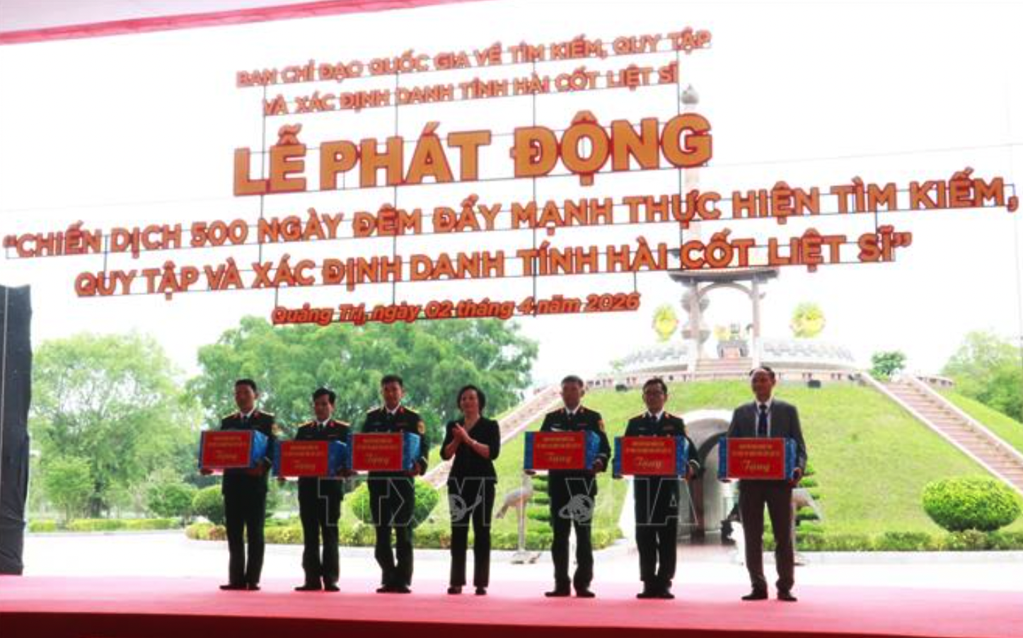 Bí thư Trung ương Đảng, Phó Thủ tướng Phạm Thị Thanh Trà tặng quà các Đội Quy tập mộ liệt sĩ tại lễ phát động “Chiến dịch 500 ngày đêm đẩy mạnh thực hiện tìm kiếm, quy tập và xác minh danh tính hài cốt liệt sĩ”, tổ chức tại tỉnh Quảng Trị. Ảnh: Tường Vi/TTXVN