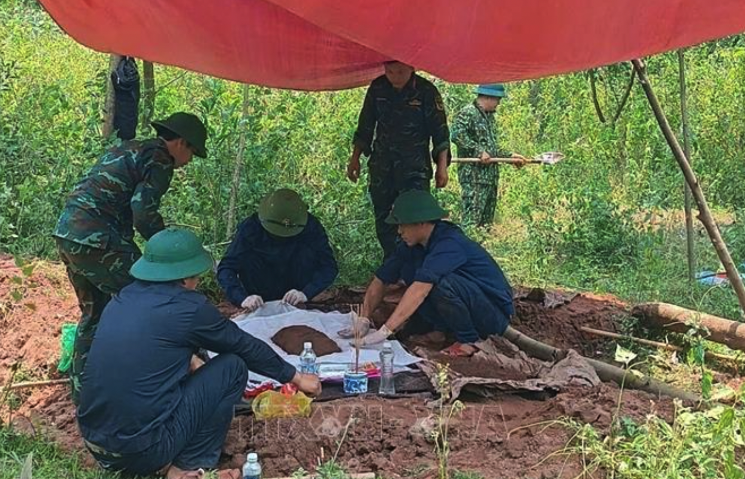 Trong hai ngày 6-7/4, tại khu vực bản Bãi Dinh, xã Dân Hóa, tỉnh Quảng Trị, Đội quy tập 589, Phòng Chính trị (Bộ Chỉ huy Quân sự tỉnh Quảng Trị) đã tổ chức khảo sát, xác minh và phối hợp chặt chẽ với cấp ủy, chính quyền địa phương, tiến hành tìm kiếm, quy tập 2 bộ hài cốt liệt sĩ. Ảnh: TTXVN phát