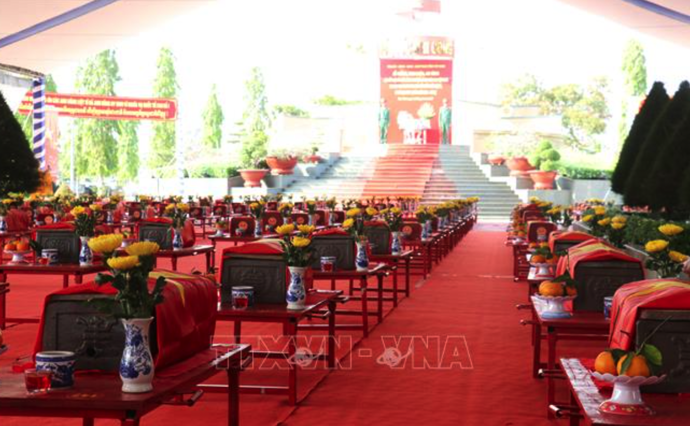 Hài cốt 158 liệt sĩ quân tình nguyện và chuyên gia Việt Nam hy sinh tại Campuchia được Đội K71 và K73 (Bộ Chỉ huy Quân sự Tây Ninh) tìm kiếm, cất bốc và đưa về an táng tại Nghĩa trang liệt sĩ Vĩnh Hưng-Tân Hưng (xã Vĩnh Hưng, tỉnh Tây Ninh). Ảnh: Bùi Giang/TTXVN