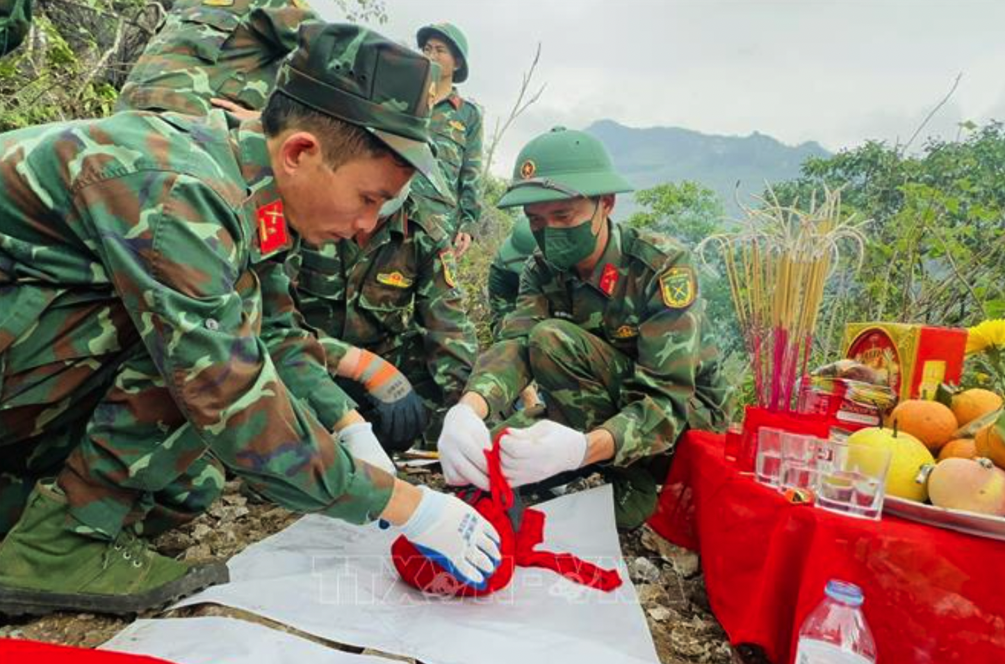 Đội tìm kiếm, quy tập hài cốt liệt sĩ quy tập thành công 3 hài cốt liệt sĩ tại điểm cao A5 (xã Thanh Thủy, Tuyên Quang). Ảnh: Đức Thọ/TTXVN