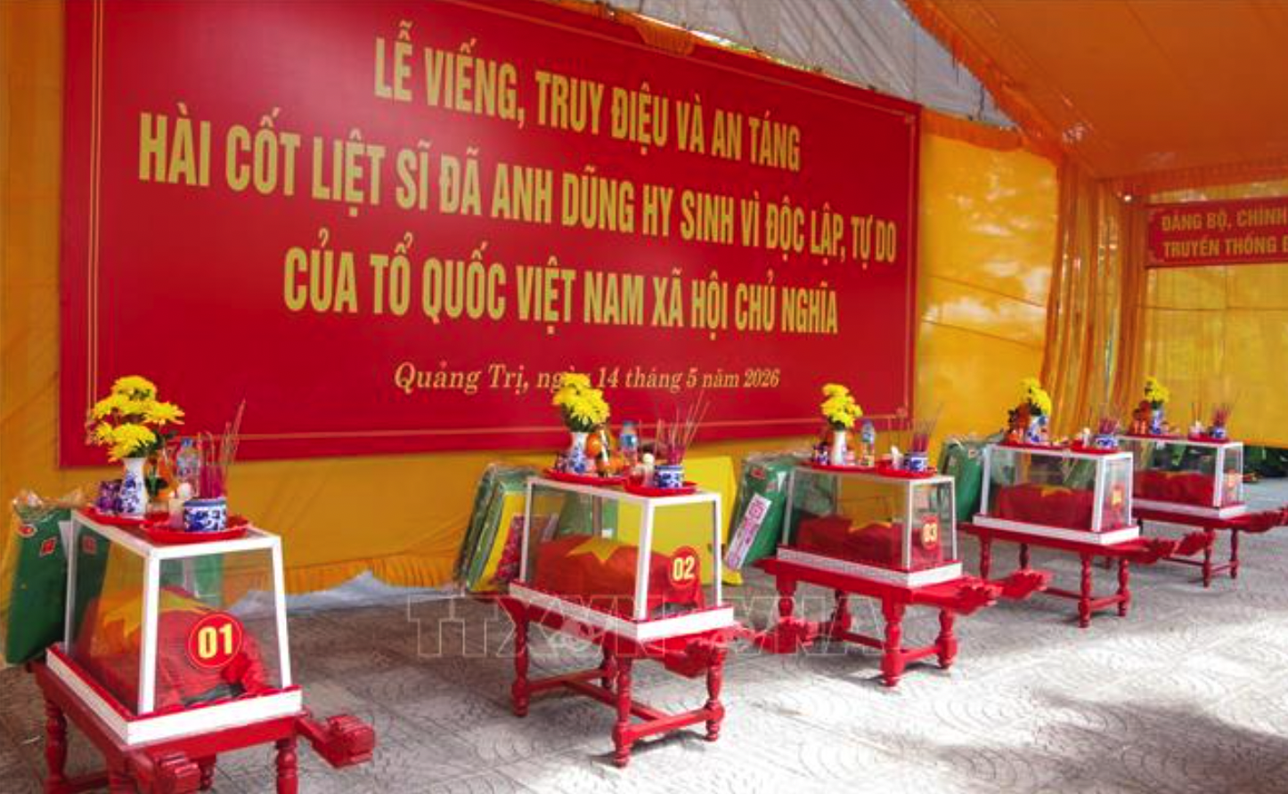 Tỉnh Quảng Trị tổ chức lễ viếng, truy điệu và an táng 5 hài cốt liệt sĩ do Đội 584 (Phòng Chính trị, Bộ Chỉ huy Quân sự tỉnh Quảng Trị) quy tập tại thôn XiPa, xã Đakrông. Ảnh: TTXVN phát