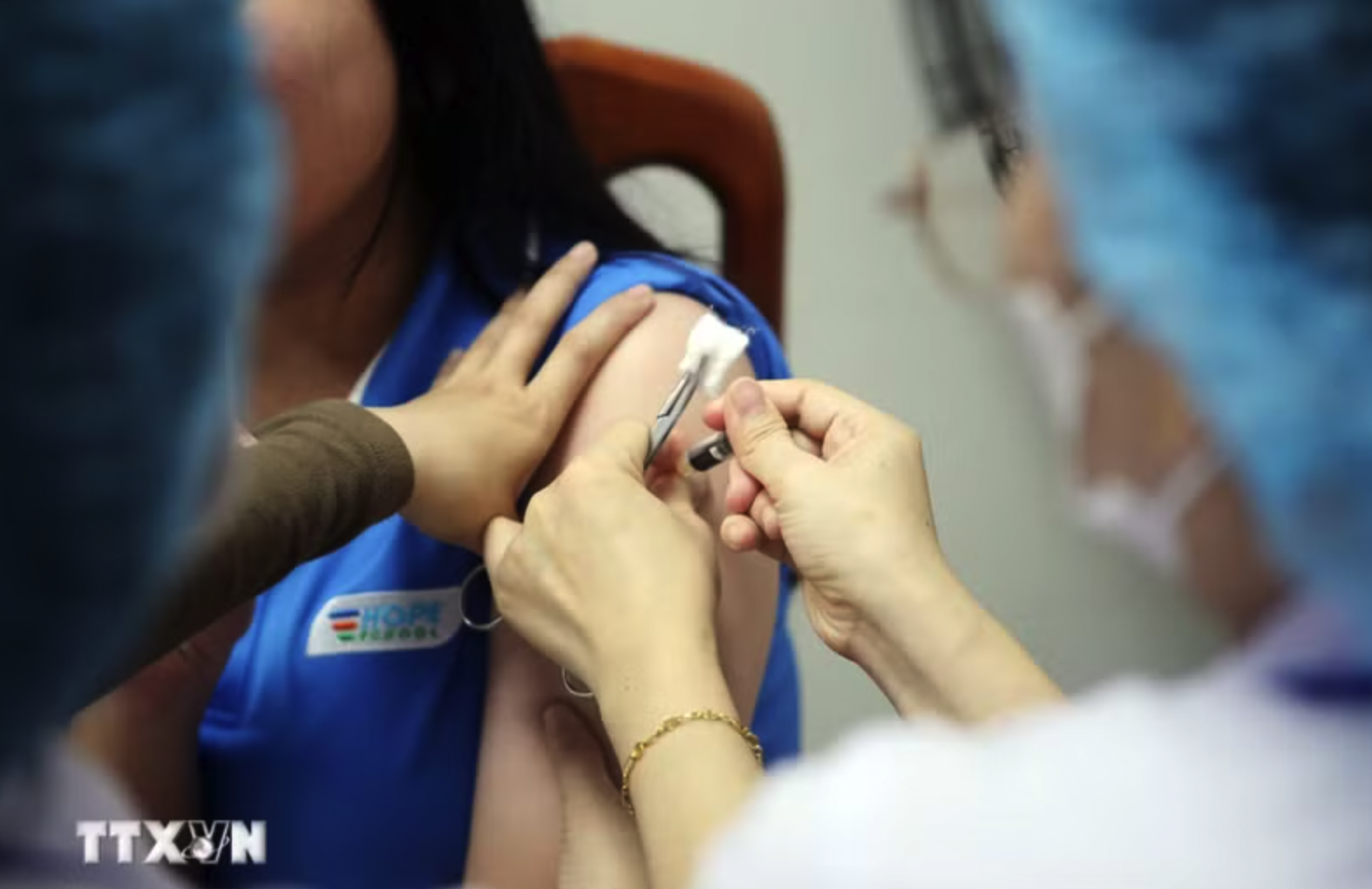Tiêm vaccine phòng virus HPV miễn phí cho trẻ em gái. (Ảnh: Trần Lê Lâm/TTXVN)