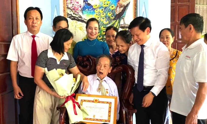 Trao Huy hiệu 80 năm tuổi Đảng cho đảng viên lão thành