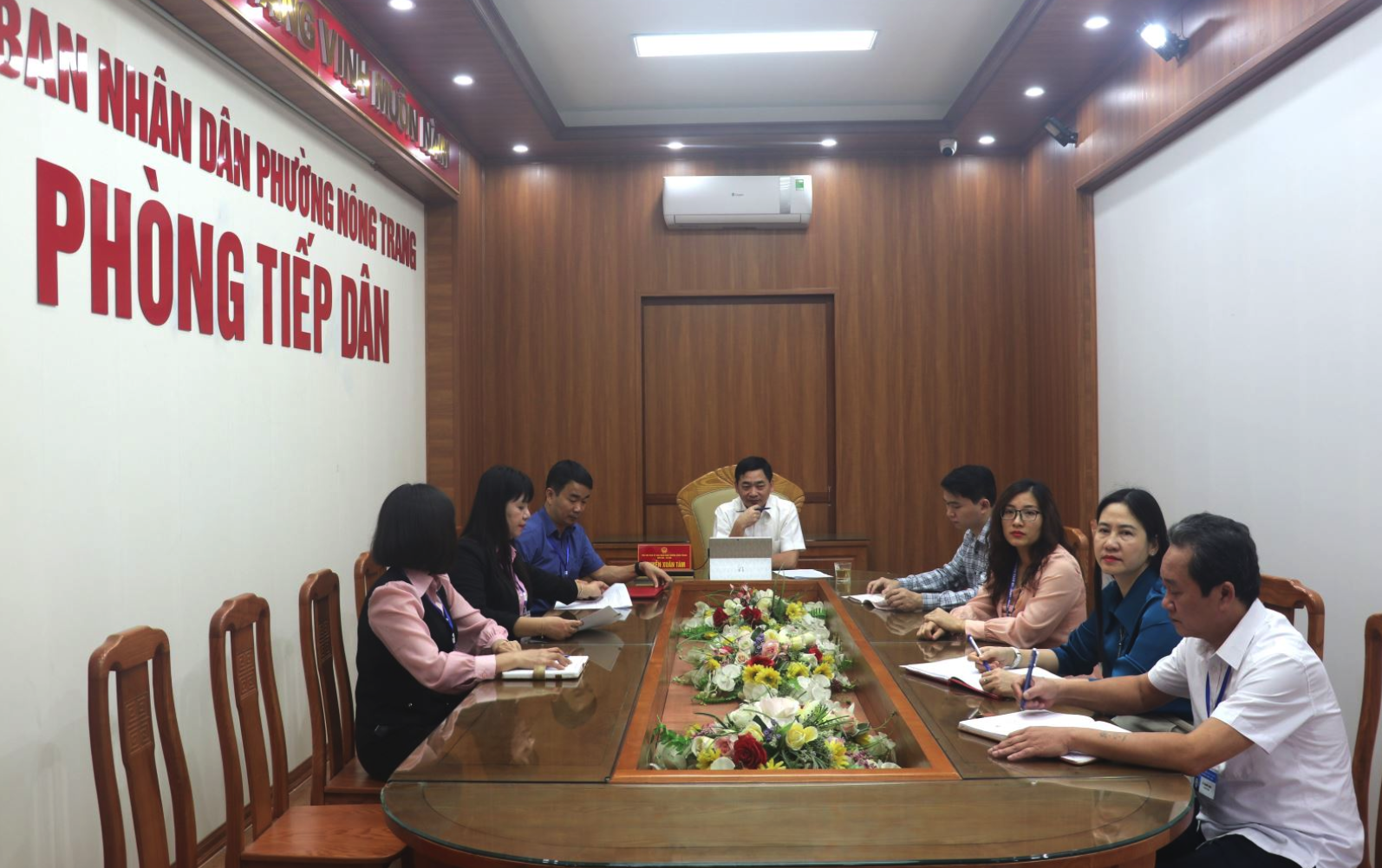Cán bộ phường Nông Trang (Phú Thọ) họp bàn lên lịch tiếp công dân.