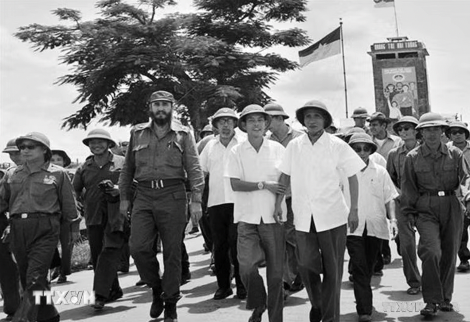 Thủ tướng Cuba Fidel Castro cùng Thủ tướng Phạm Văn Đồng trong cuộc míttinh của nhân dân Quảng Trị chào mừng đoàn đại biểu Cuba đến thăm vùng Giải phóng miền Nam Việt Nam, ngày 15/9/1973. (Ảnh: Tư liệu TTXVN)