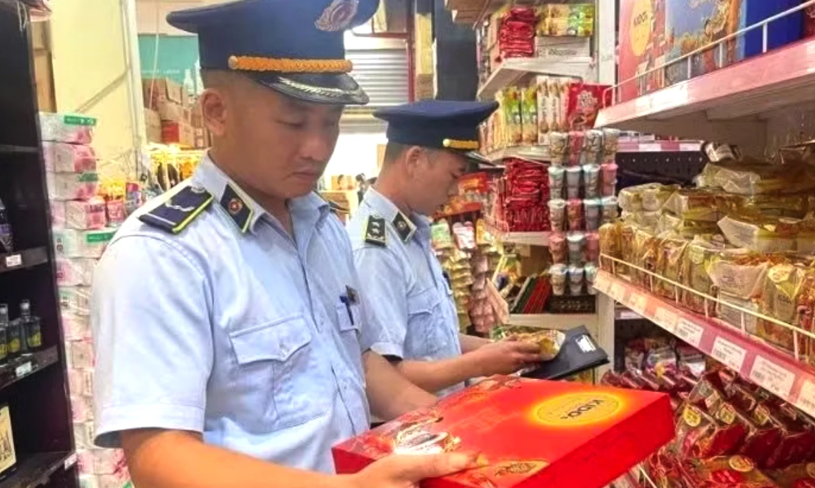 Lực lượng chức năng kiểm tra hàng hóa tại một cơ sở kinh doanh.
