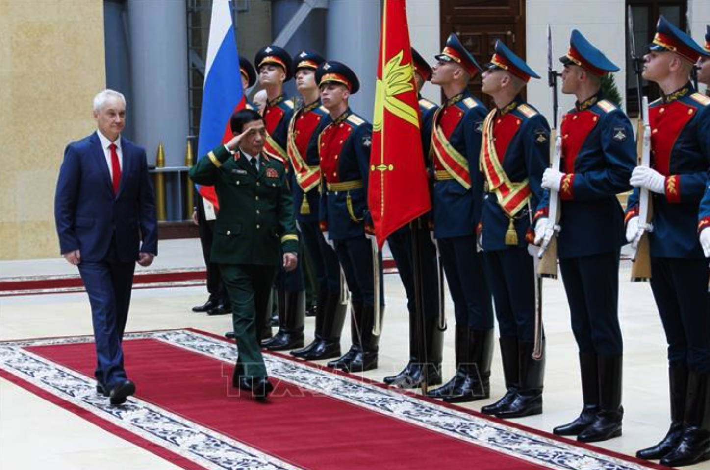 Đại tướng Phan Văn Giang và Bộ trưởng Quốc phòng Nga Andrey Belousov duyệt đội danh dự. Ảnh: TTXVN phát