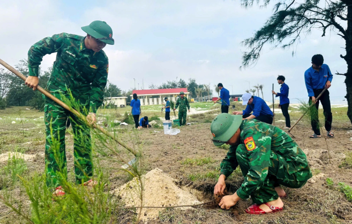 Ấm tình quân dân nơi chân sóng