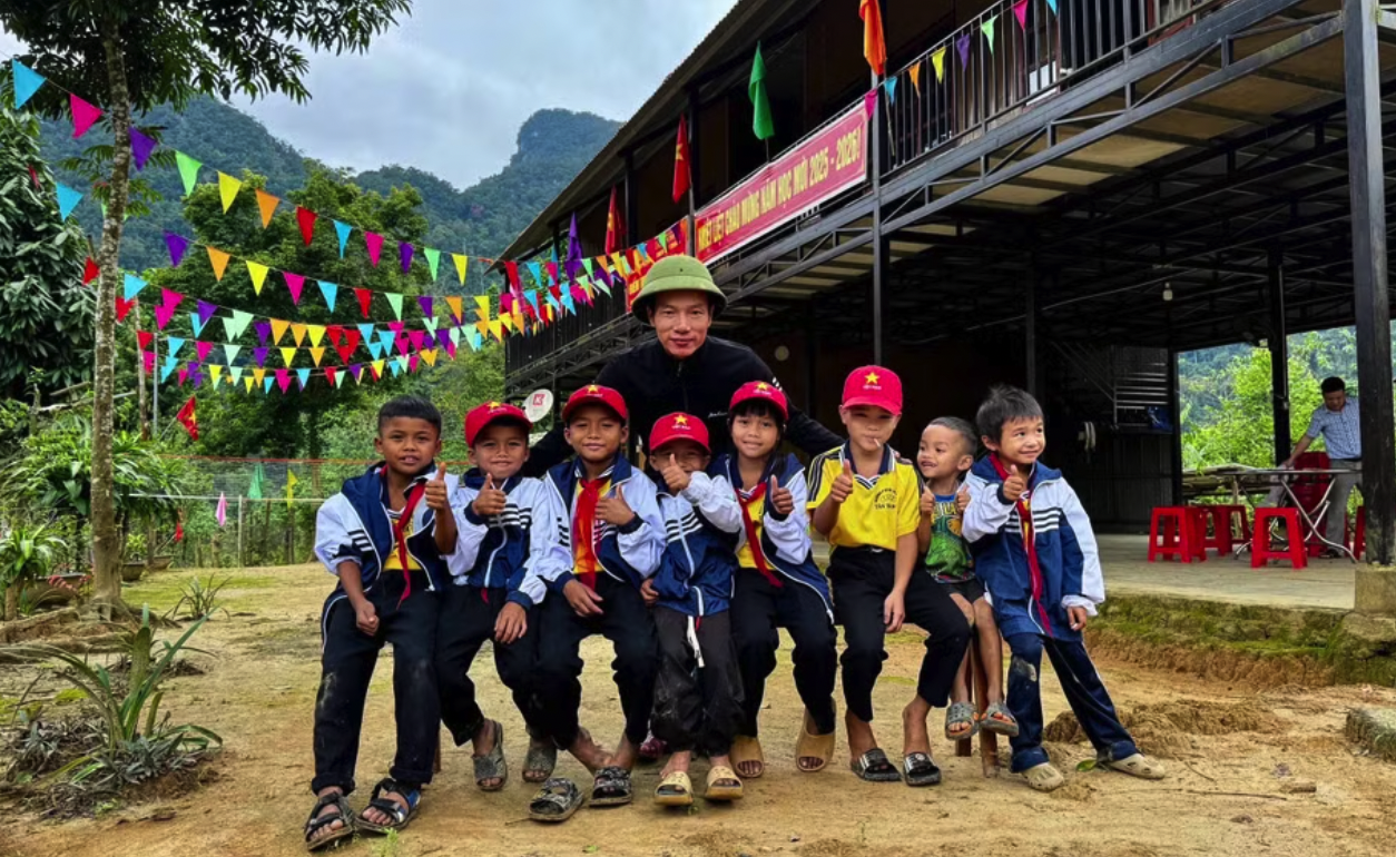 Những đứa trẻ Bru-Vân Kiều ở Bản Đoòng lớn lên giữa đại ngàn, lớp học nhỏ giữa rừng không chỉ là nơi học tập mà còn là cánh cửa để các em nhìn ra thế giới bên ngoài. 