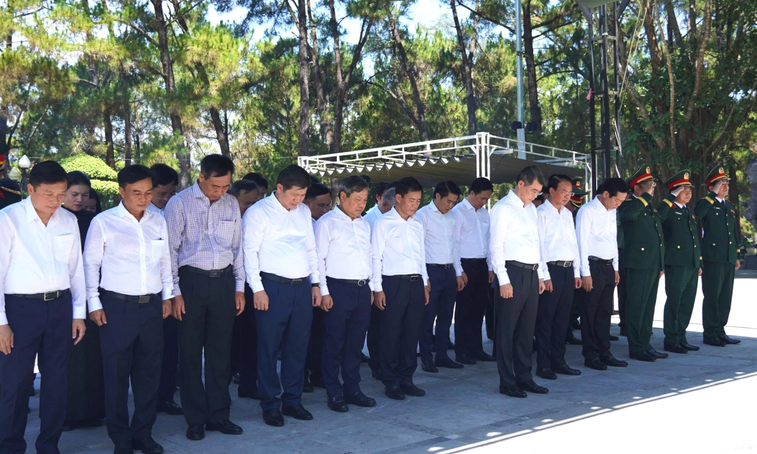 Đồng chí Lê Minh Hưng, Thủ tướng Chính phủ và đoàn công tác Trung ương dâng hương tại Nghĩa trang liệt sĩ quốc gia Trường Sơn.