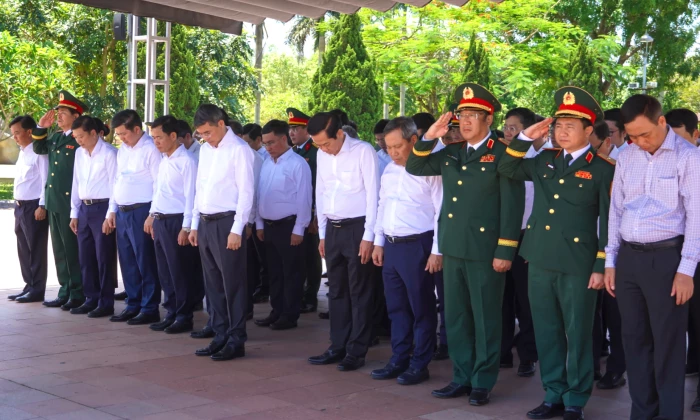 Thủ tướng Chính phủ Lê Minh Hưng dâng hương tại Nghĩa trang liệt sĩ quốc gia Trường Sơn và Khu di tích quốc gia đặc biệt Thành Cổ Quảng Trị