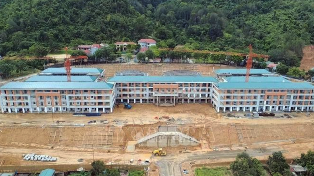 Được khởi công từ ngày 3/11/2025, sau hơn 6 tháng thi công, dự án Trường Phổ thông nội trú liên cấp Tiểu học và Trung học cơ sở xã Phong Thổ (tỉnh Lai Châu) đã đạt gần 80% khối lượng công việc. Dự kiến công trình sẽ về đích vào ngày 10/6/2026, trước 2 tháng so với kế hoạch và sẵn sàng đón học sinh trong năm học 2026-2027. Dự án Trường Phổ thông nội trú liên cấp Tiểu học và Trung học cơ sở xã Phong Thổ có tổng mức đầu tư 250 tỷ đồng, được xây dựng trên diện tích hơn 6ha, đáp ứng nhu cầu học tập và nội trú cho khoảng 1.000 học sinh trên địa bàn. Ảnh: Quý Trung/TTXVN
