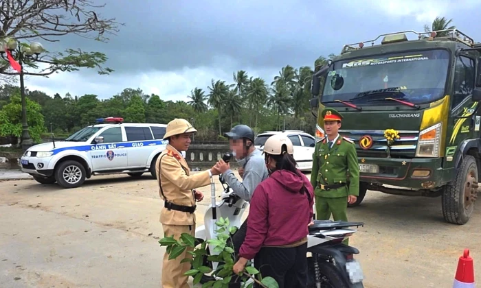 Tăng cường tuần tra khép kín để kiềm chế tai nạn giao thông